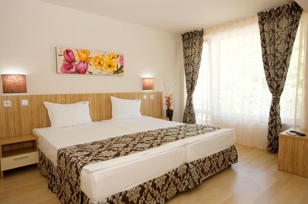 Twin Room (2 Adults + 1 Child)