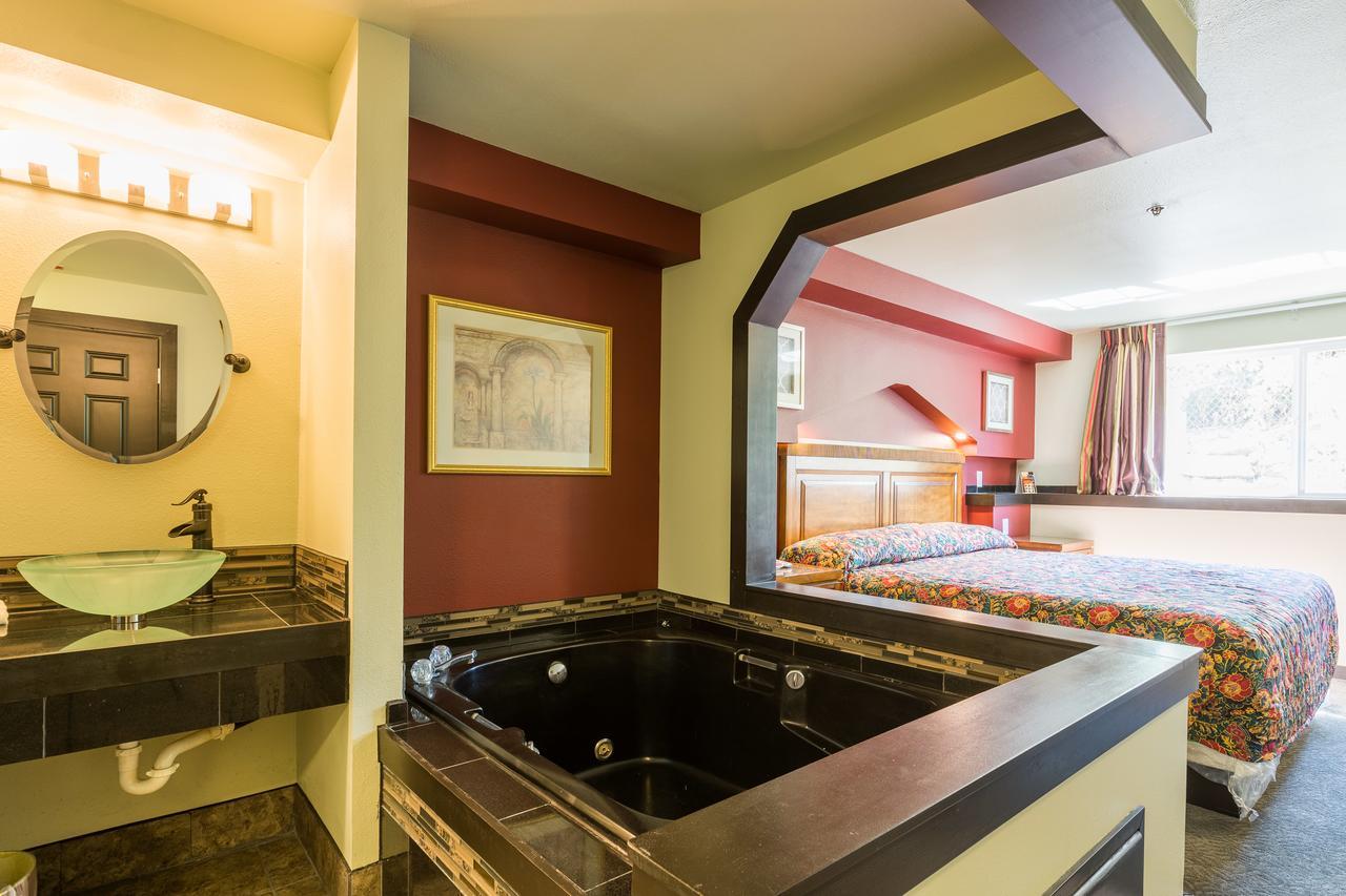 King Room with Spa Bath (Non-Smoking)