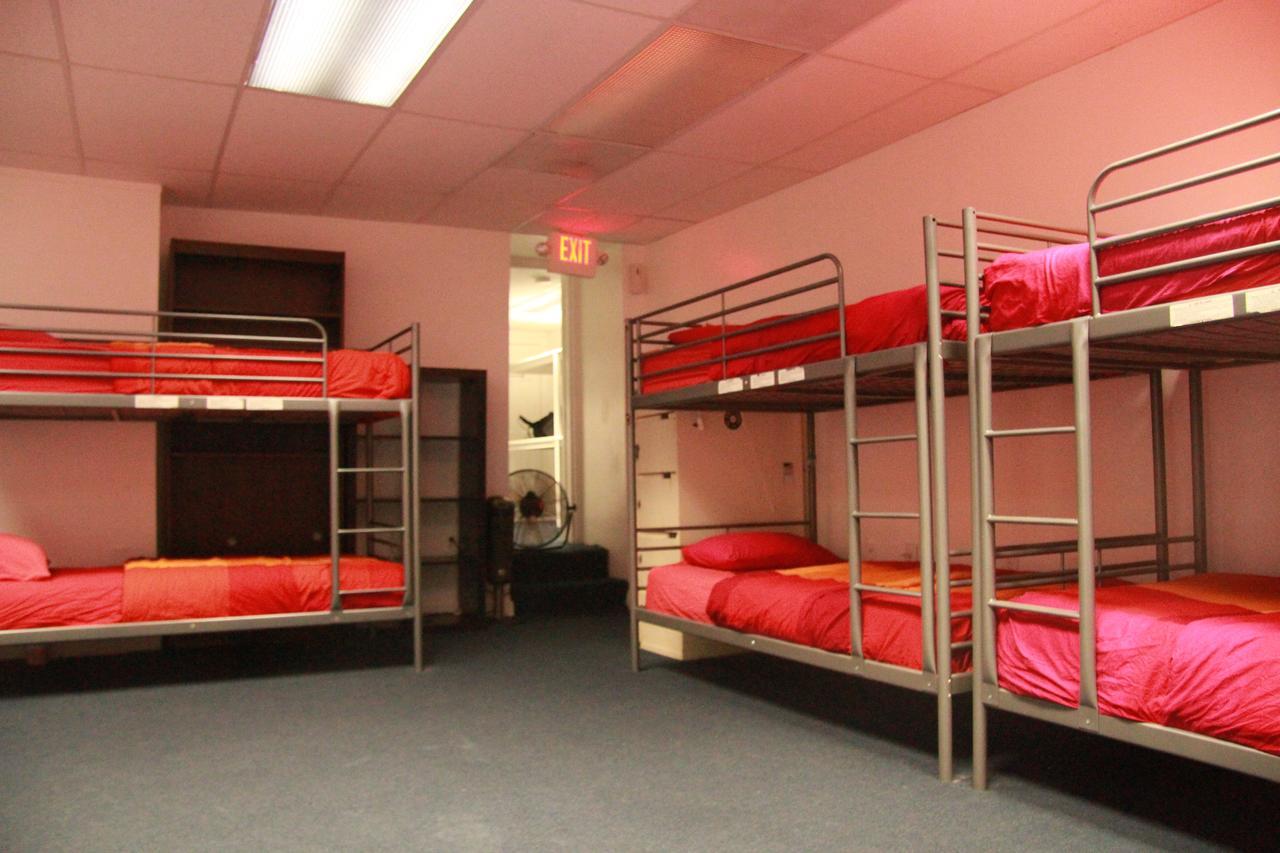 Bed op een Gemengde Slaapzaal met 12 Bedden
