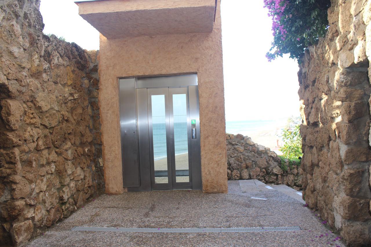 Estudio con vistas laterales al mar