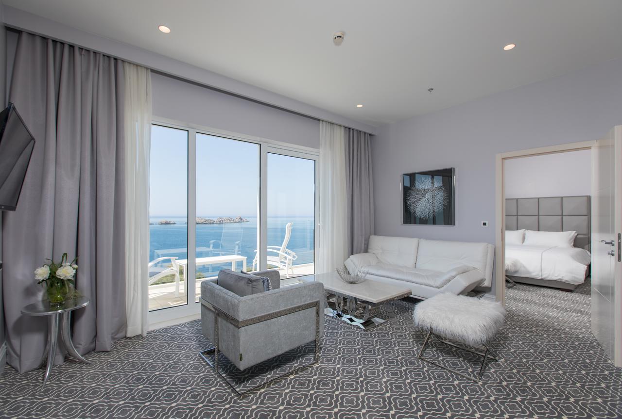 Suite Lit King-Size Supérieure avec Balcon - Vue sur Mer
