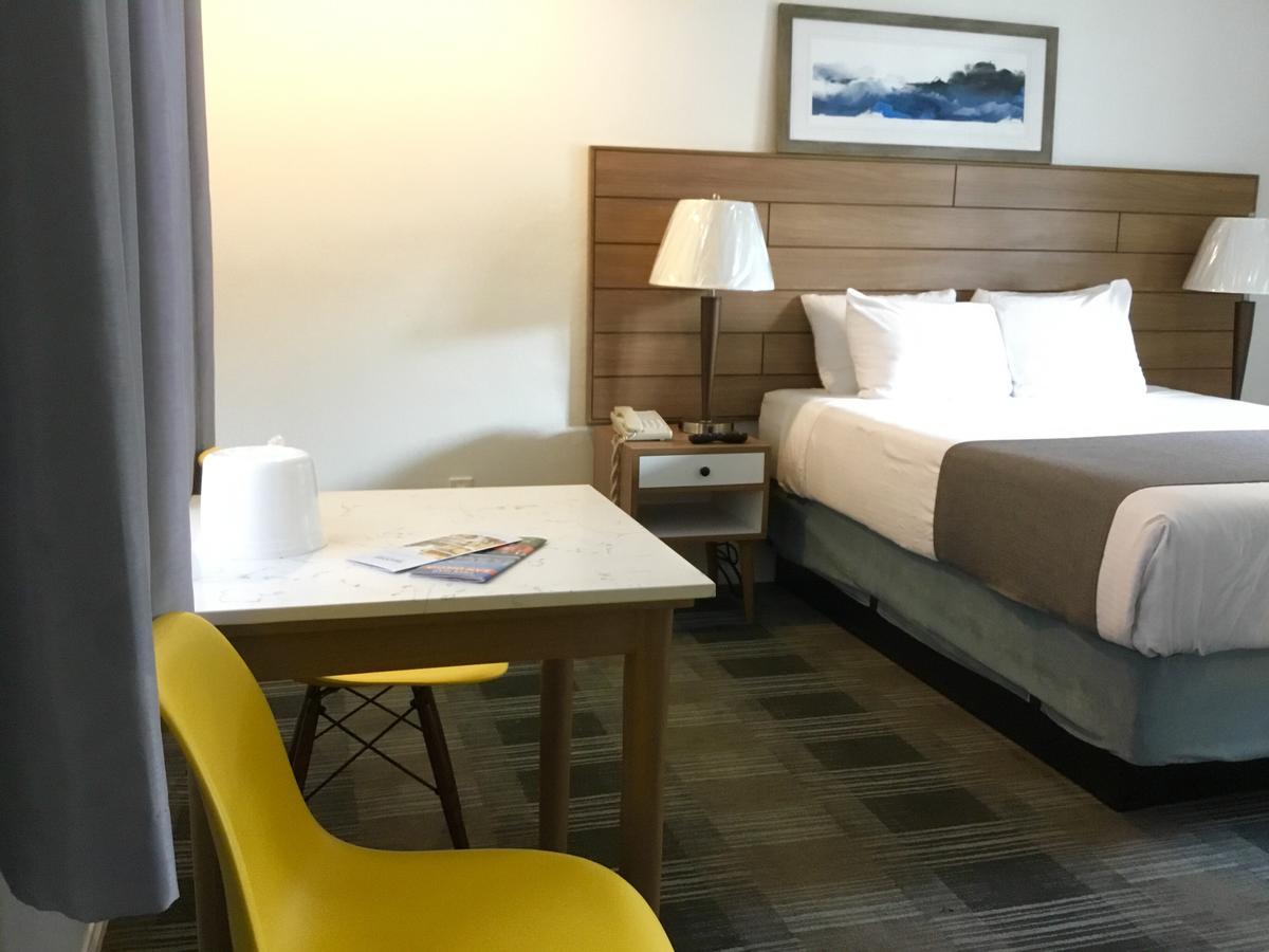 Habitación con cama grande