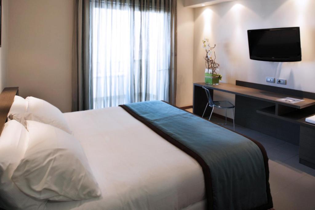 Superior Doppelzimmer zur Stadtseite mit Balkon und Zugang zum Pool