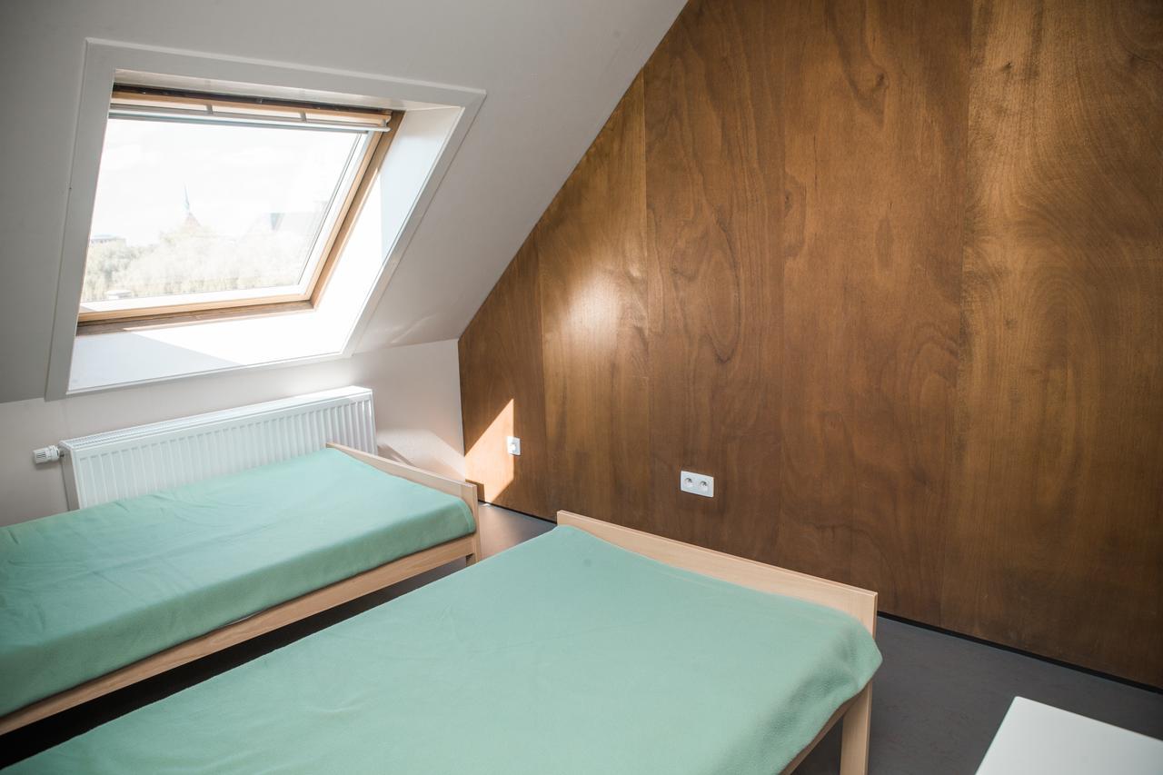 Tweepersoonskamer met 2 Aparte Bedden en Eigen Badkamer