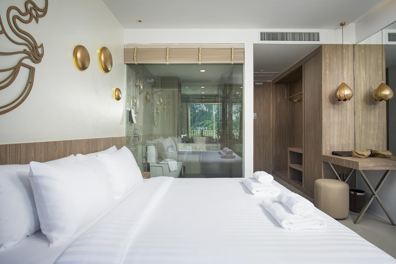 Superior Zimmer mit Kingsize-Bett und Poolblick