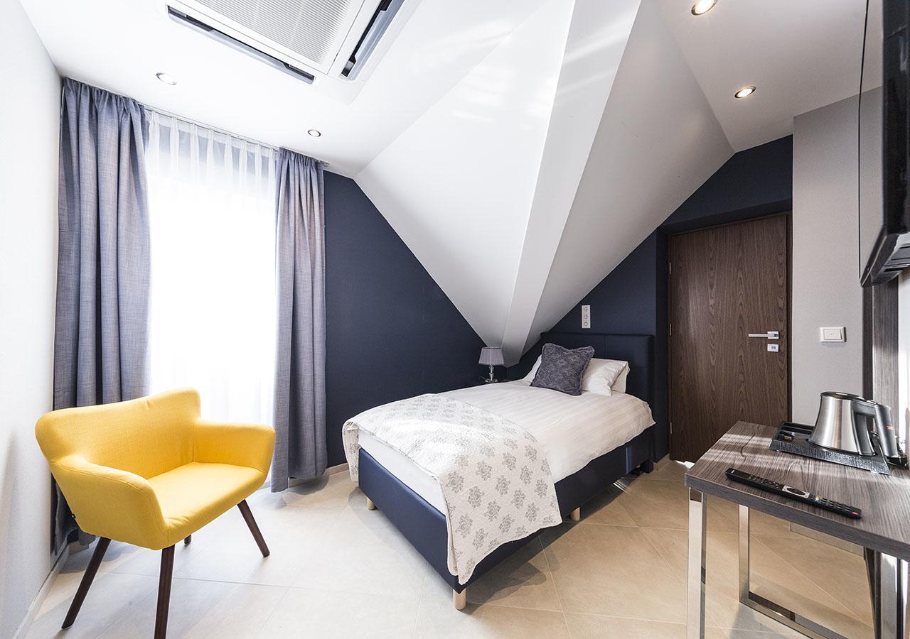 Einzelzimmer mit Balkon