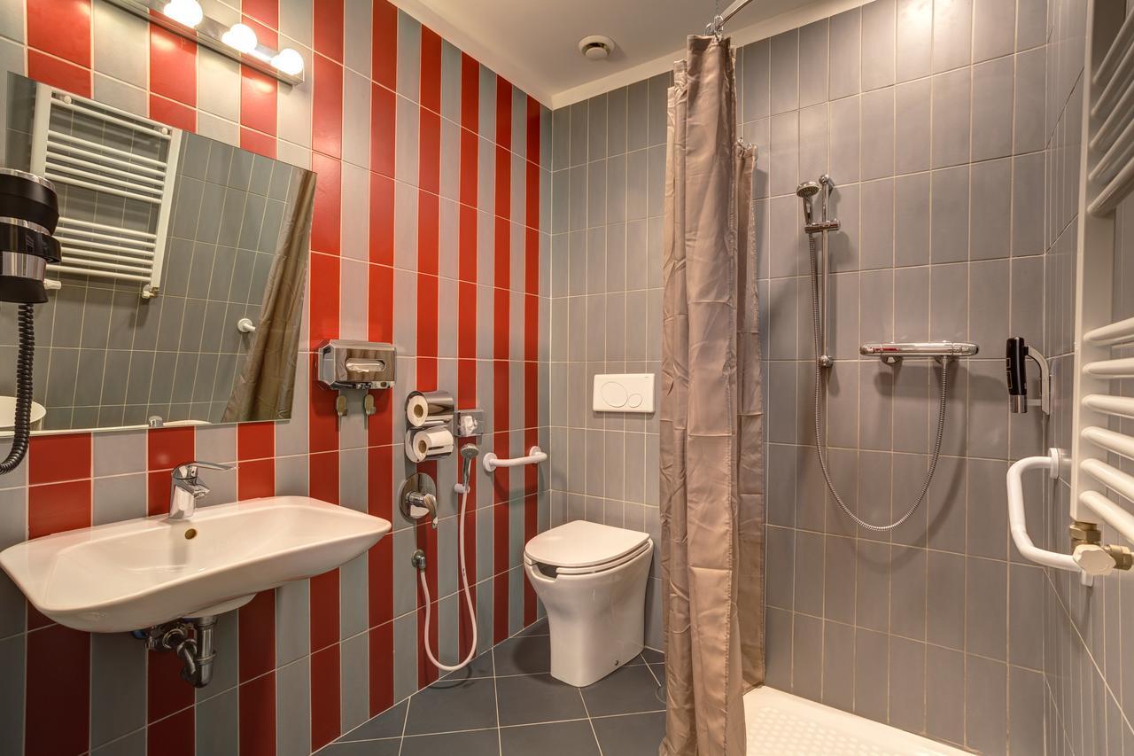 Cama en dormitorio compartido femenino de 5 camas