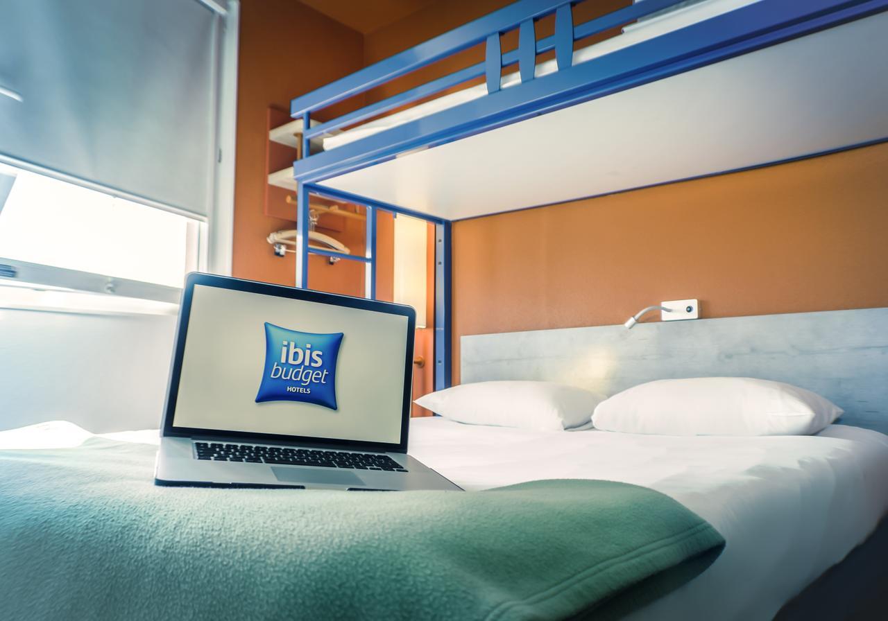 Dreibettzimmer mit 1 Doppelbett und 1 Etagenbett