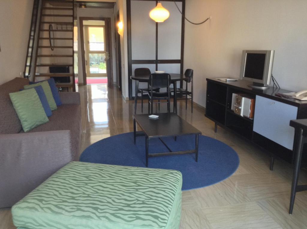 Apartamento de 2 Quartos com Varanda - 2 Andares (3 Adultos)