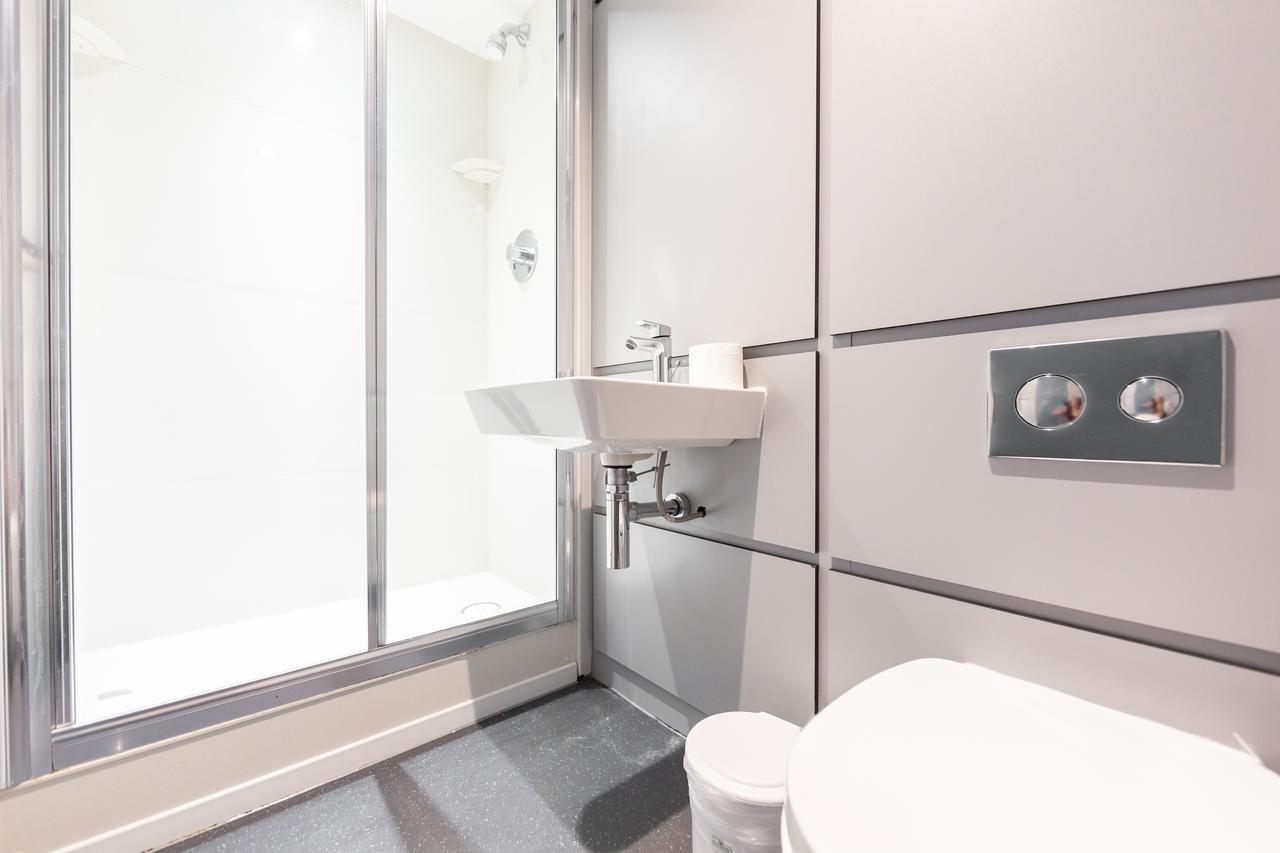 Chambre Lits Jumeaux avec Salle de Bains Commune
