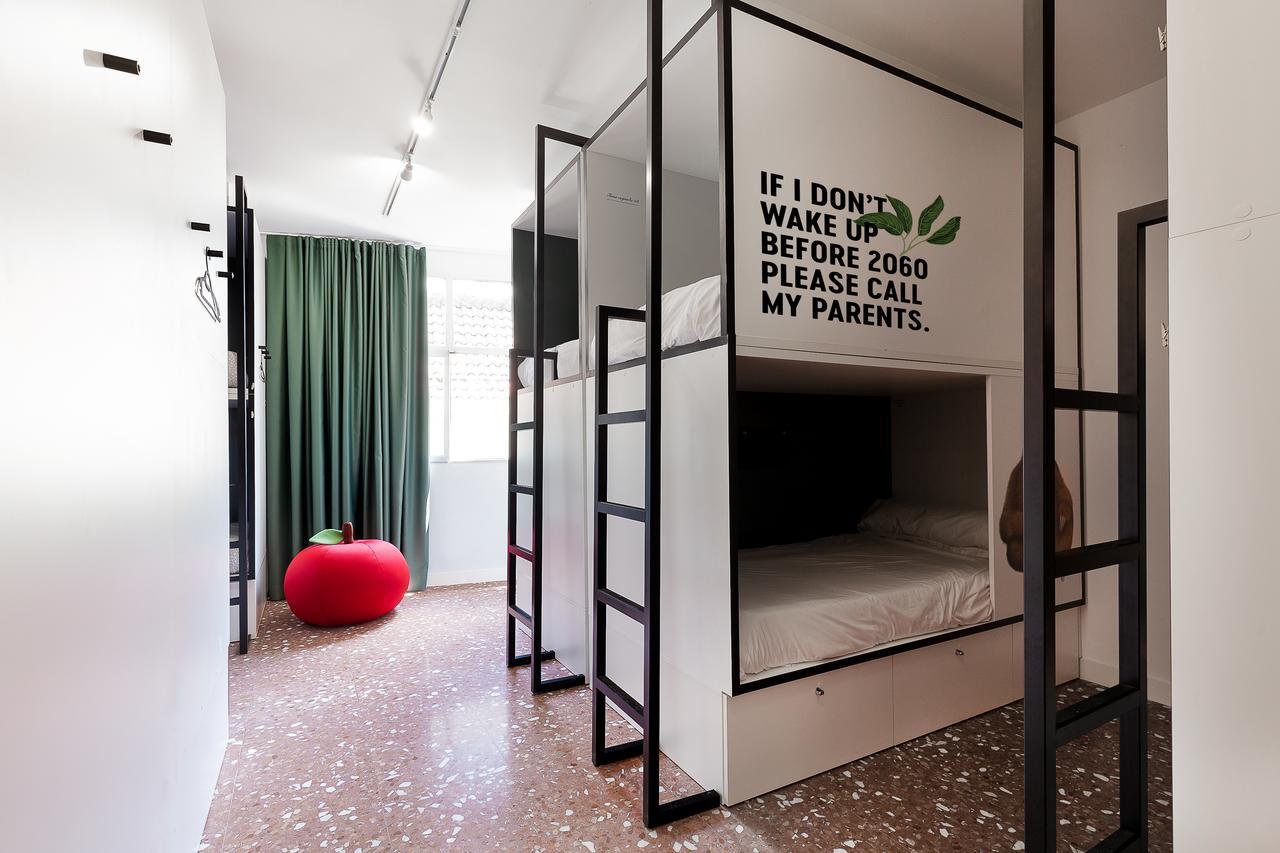 Cama em Dormitório Misto de 12 Camas com Casa de Banho Partilhada