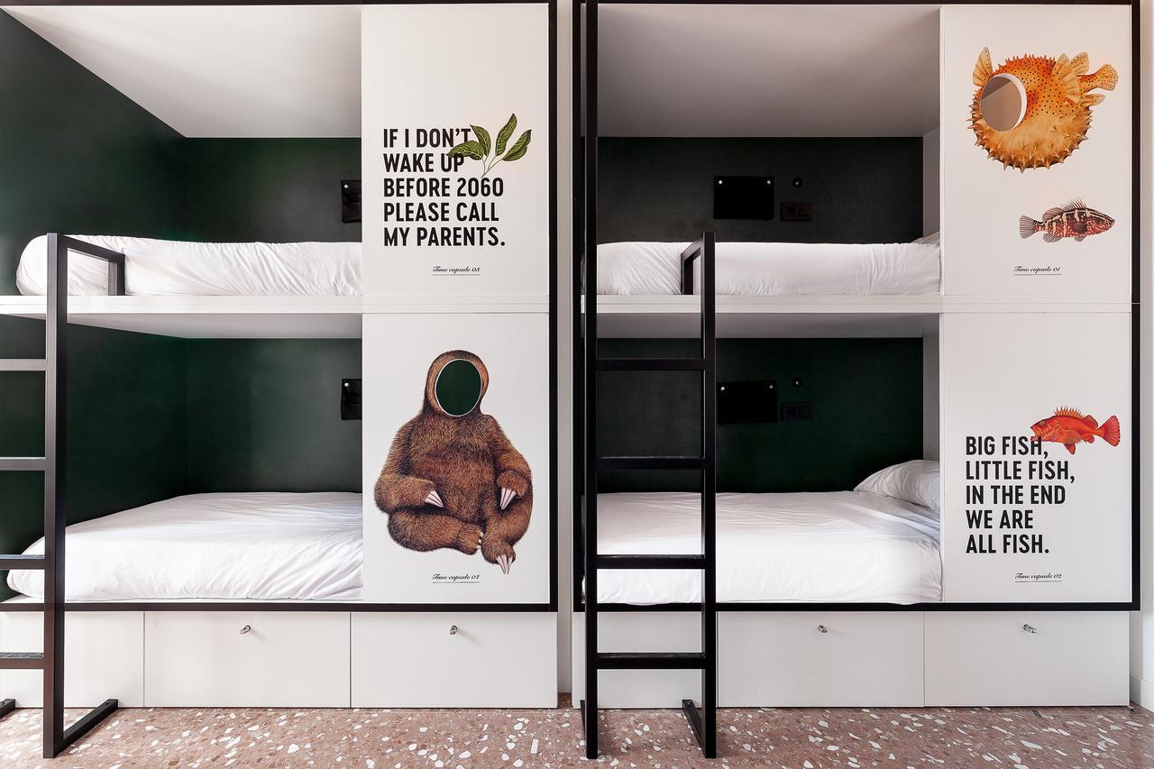 Cama em Dormitório Misto de 8 Camas com Casa de Banho