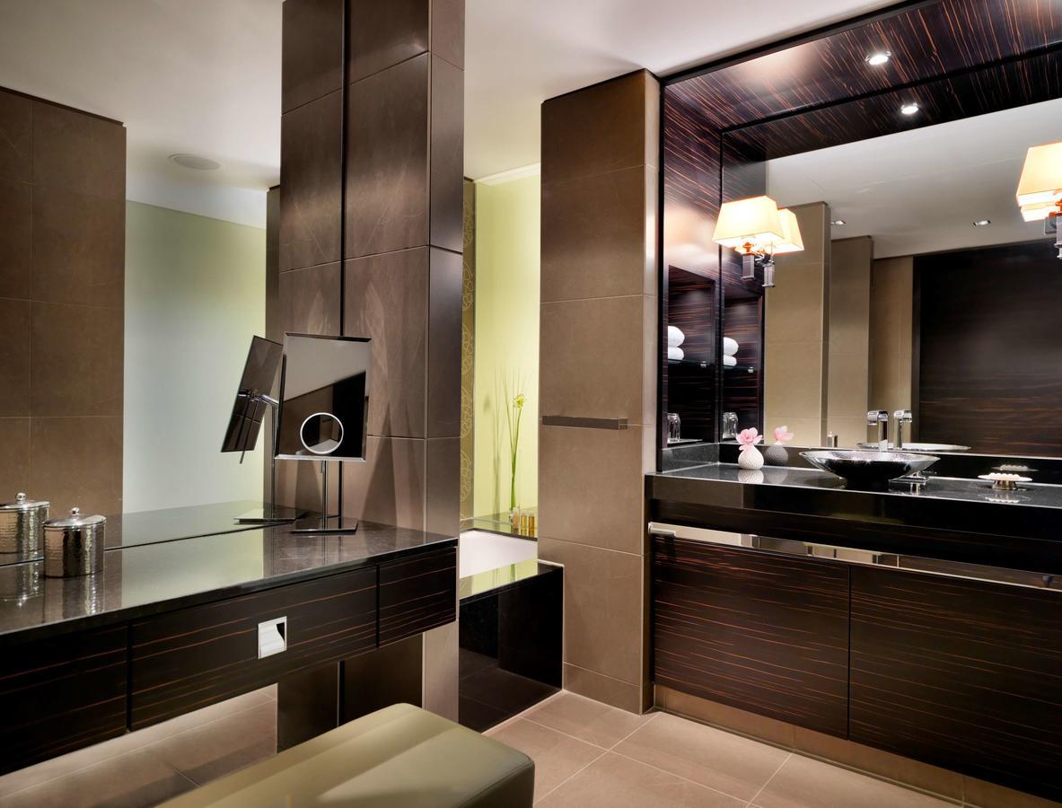 Habitación con cama extragrande y acceso al club