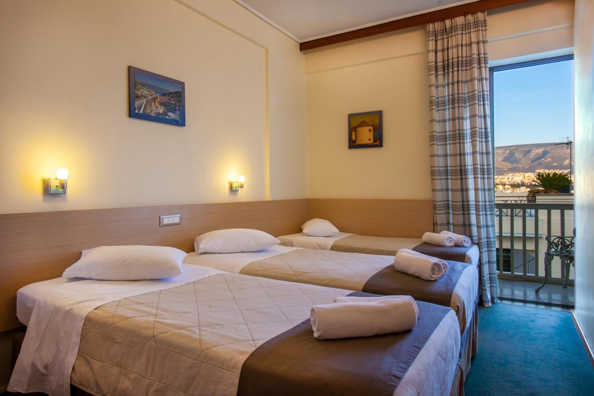 Quarto com 2 Camas de Solteiro, Cama Extra e Vista da Acrópole
