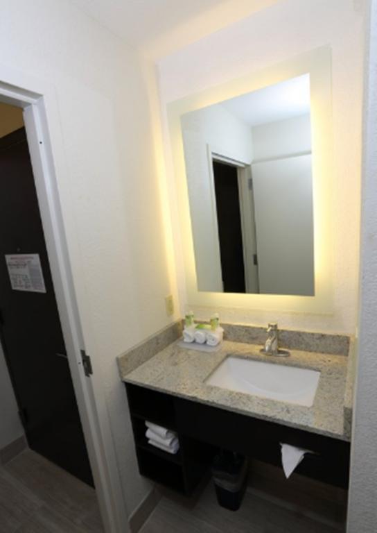 King Room Hearing Accessible Roll Shower Non-Smoking,1283502433:JPEG
