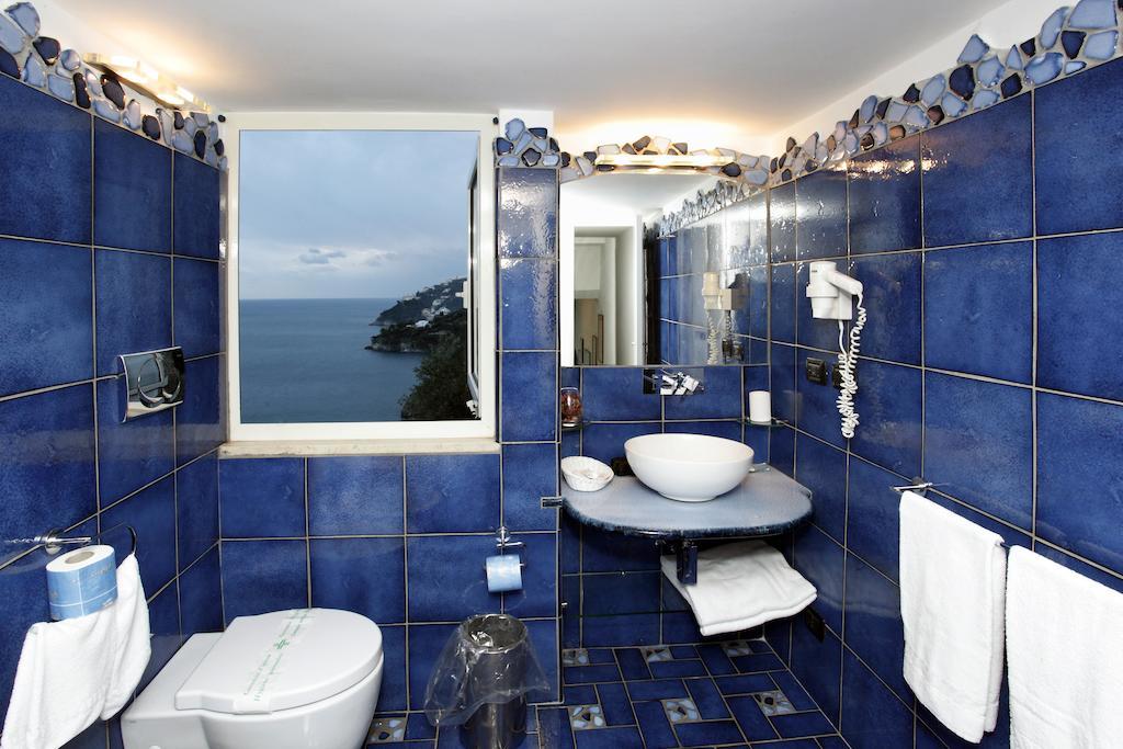 Suite Junior con vistas al mar y bañera de hidromasaje