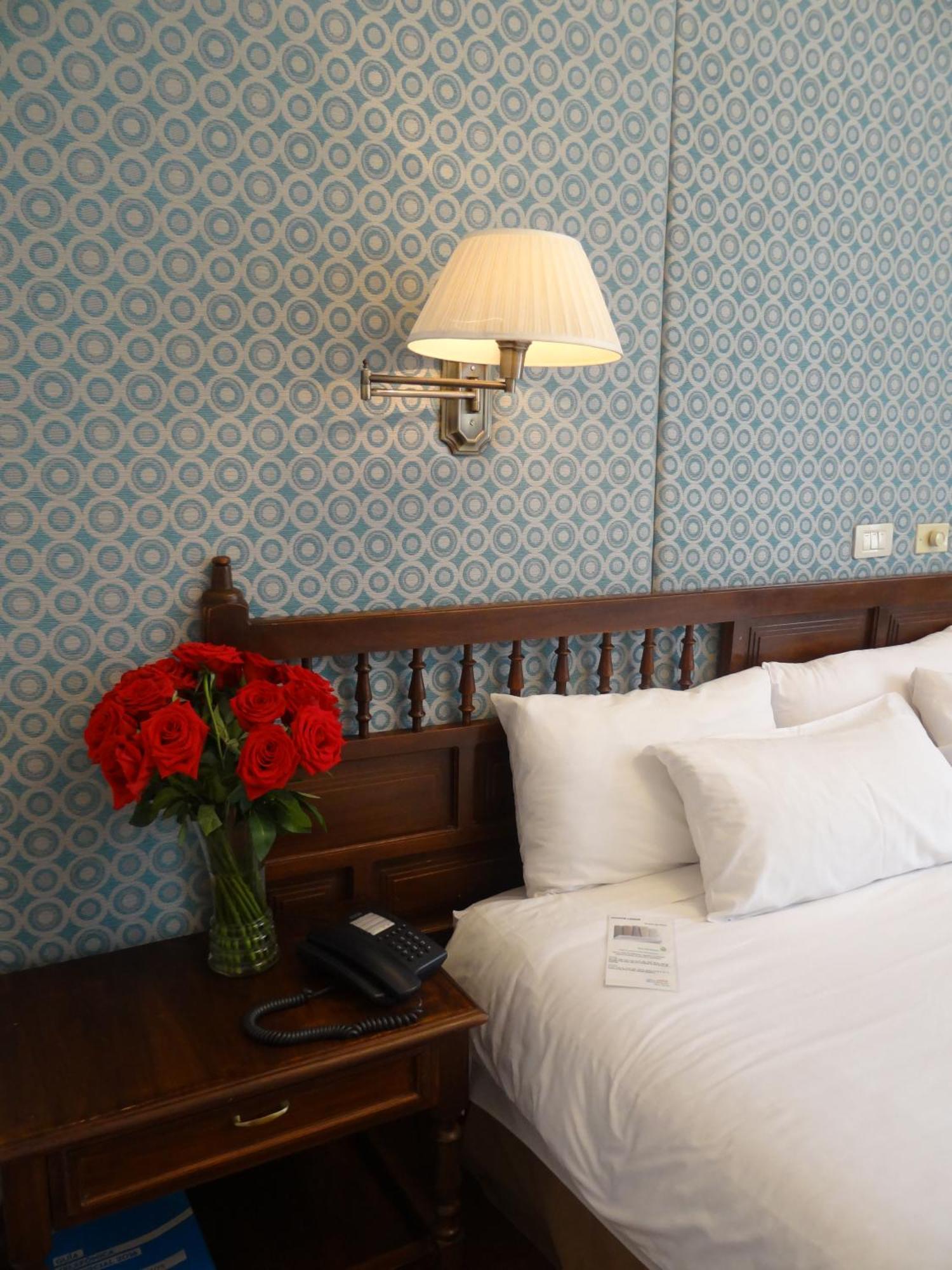Habitación con cama extragrande.