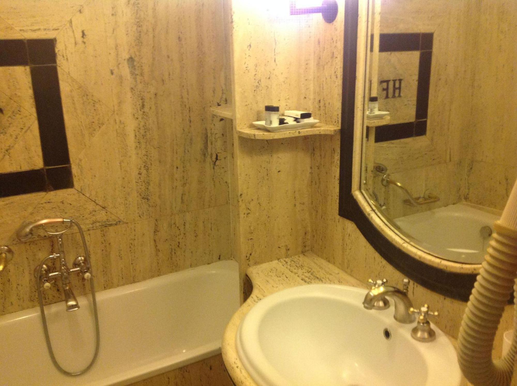 Quarto com 2 Camas de Solteiro e Vista da Cidade