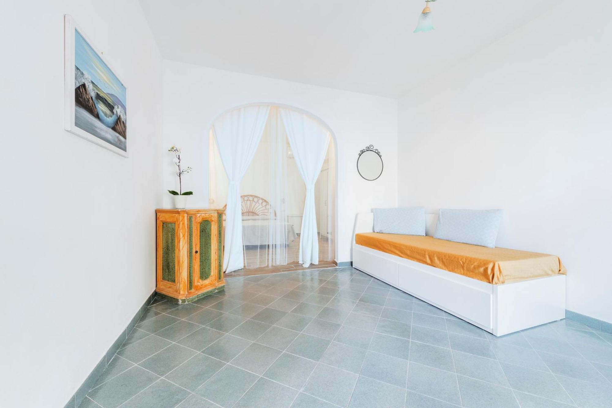 Quarto Superior com Cama de Casal ou 2 de Solteiro com Vista do Mar