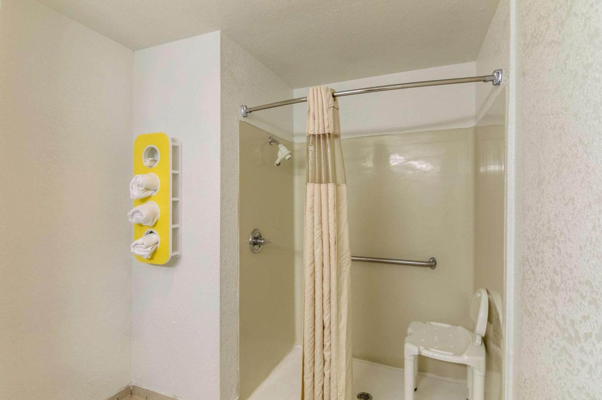 Chambre Lit King-Size avec Douche à l'Italienne - Accessible aux Personnes à Mobilité Réduite - Non-Fumeurs