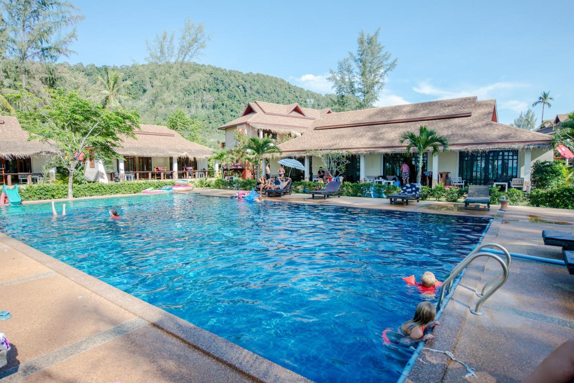 Pool und Meerblick
