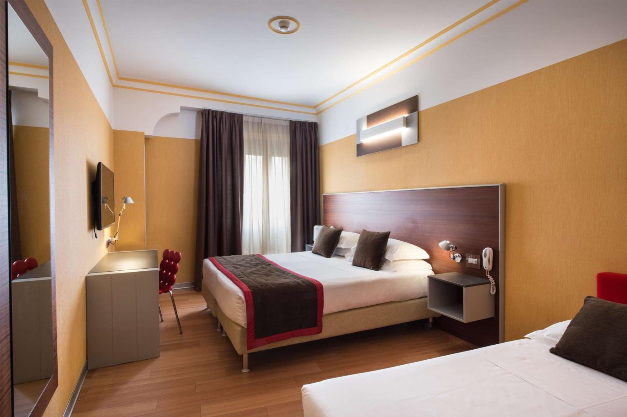 Familienzimmer mit Kingsize-Bett und Etagenbetten
