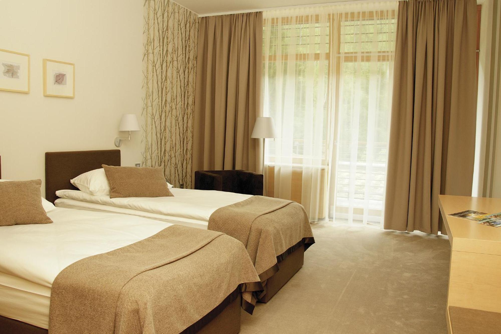 Dreibettzimmer mit Balkon und Waldblick