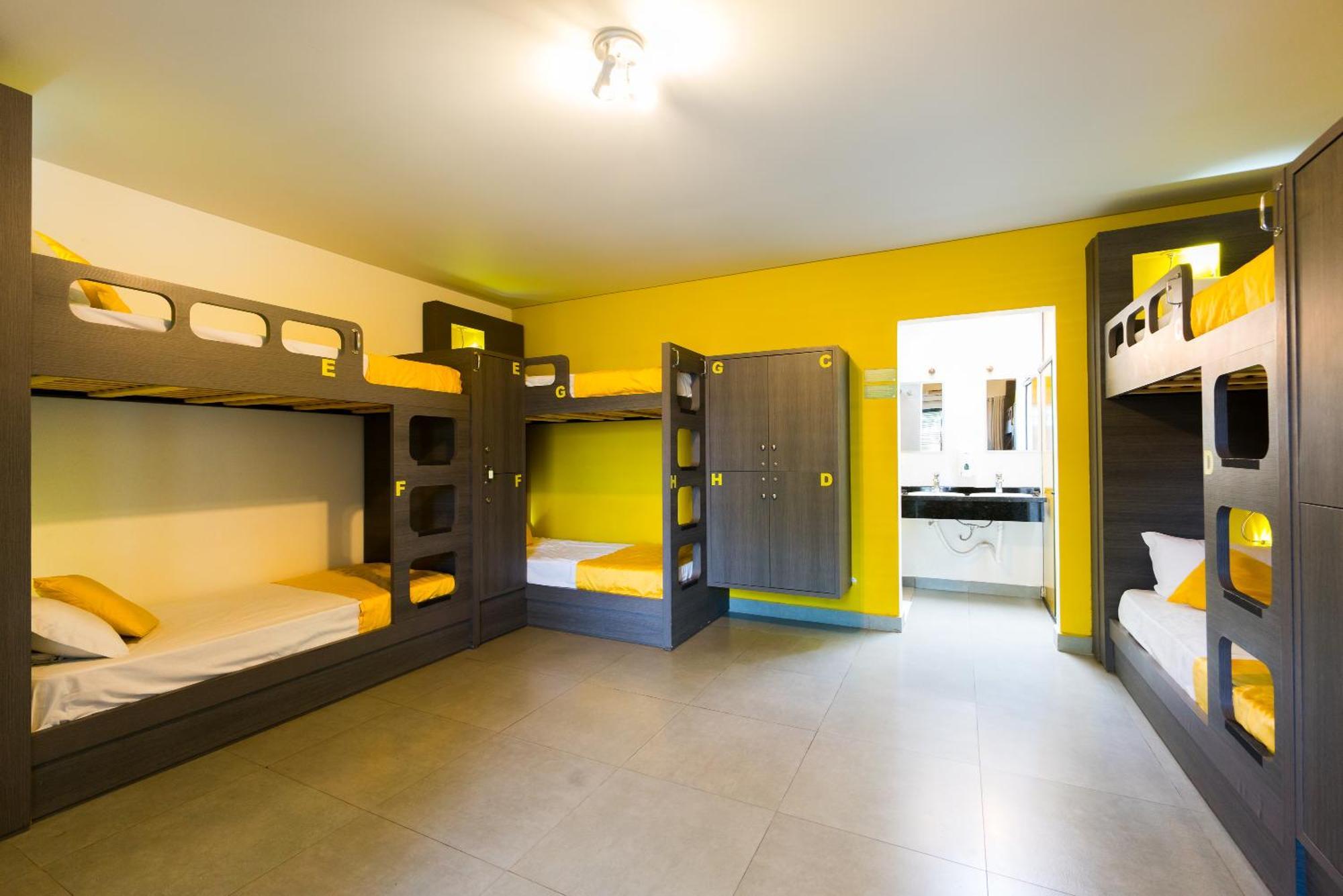 Cama em Dormitório Misto com 8 Camas