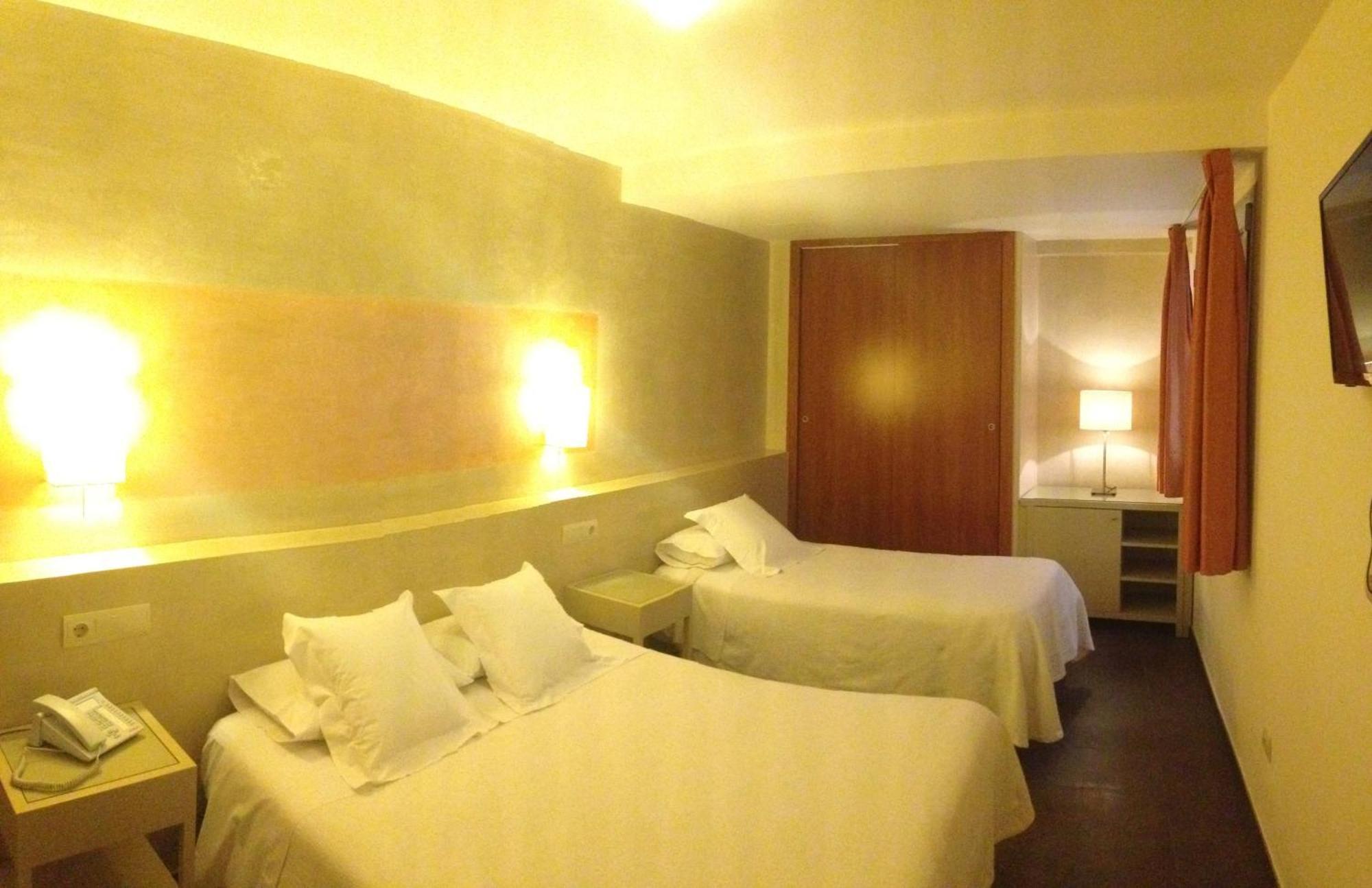 Habitación con cama grande y balcón