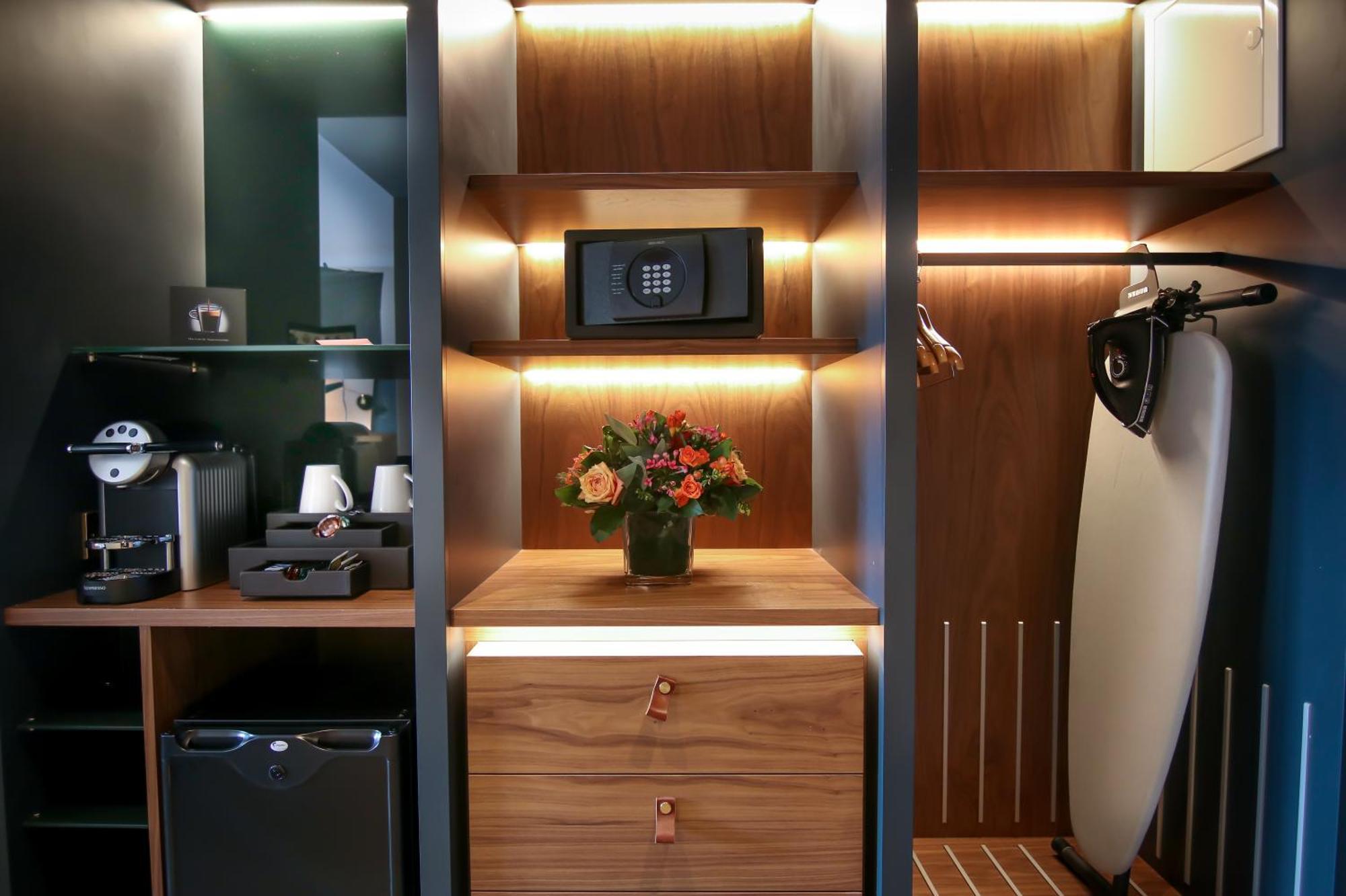 Habitación con cama extragrande.