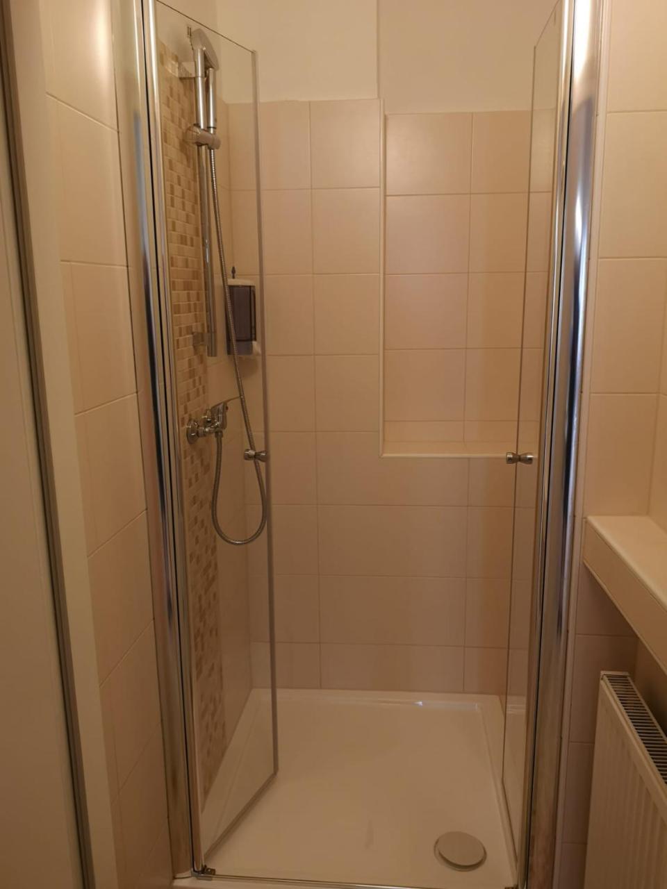 Posto Letto in Dormitorio Misto con 6 Letti