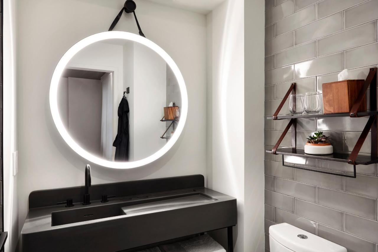 Habitación con cama extragrande, vistas a la ciudad y ducha accesible en silla de ruedas - Adaptada para personas con movilidad reducida