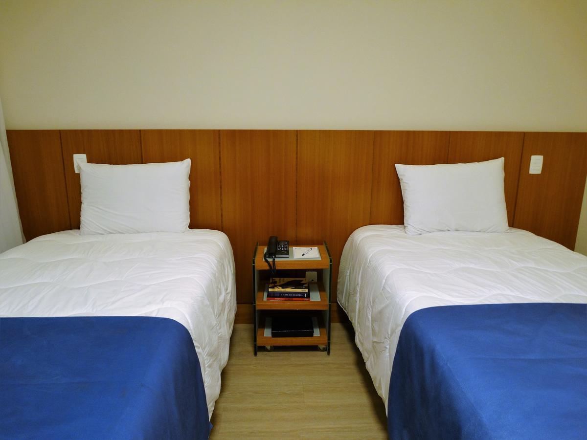 Quarto com 2 Camas de Solteiro e Cozinha Compacta