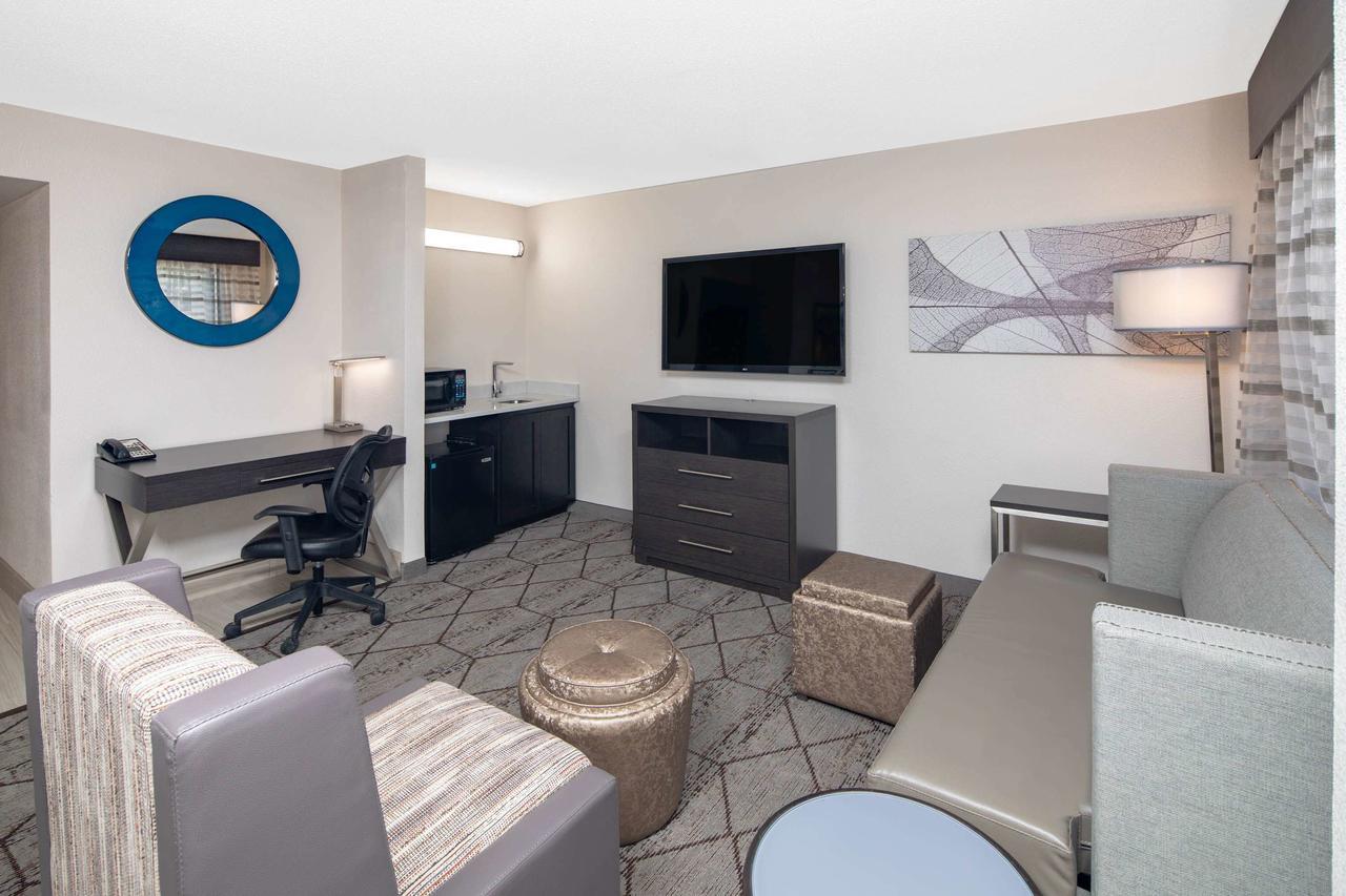Deluxe King Suite,697029279:JPEG