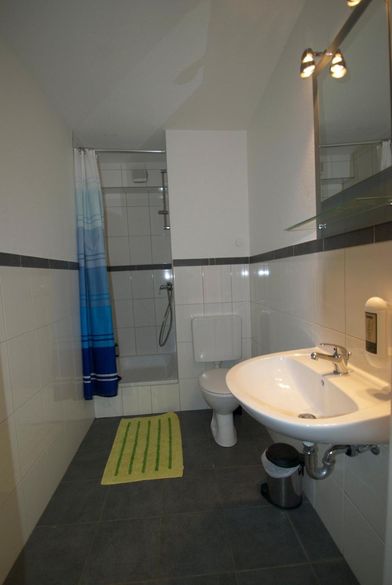 Dreibettzimmer mit Gemeinschaftsbad