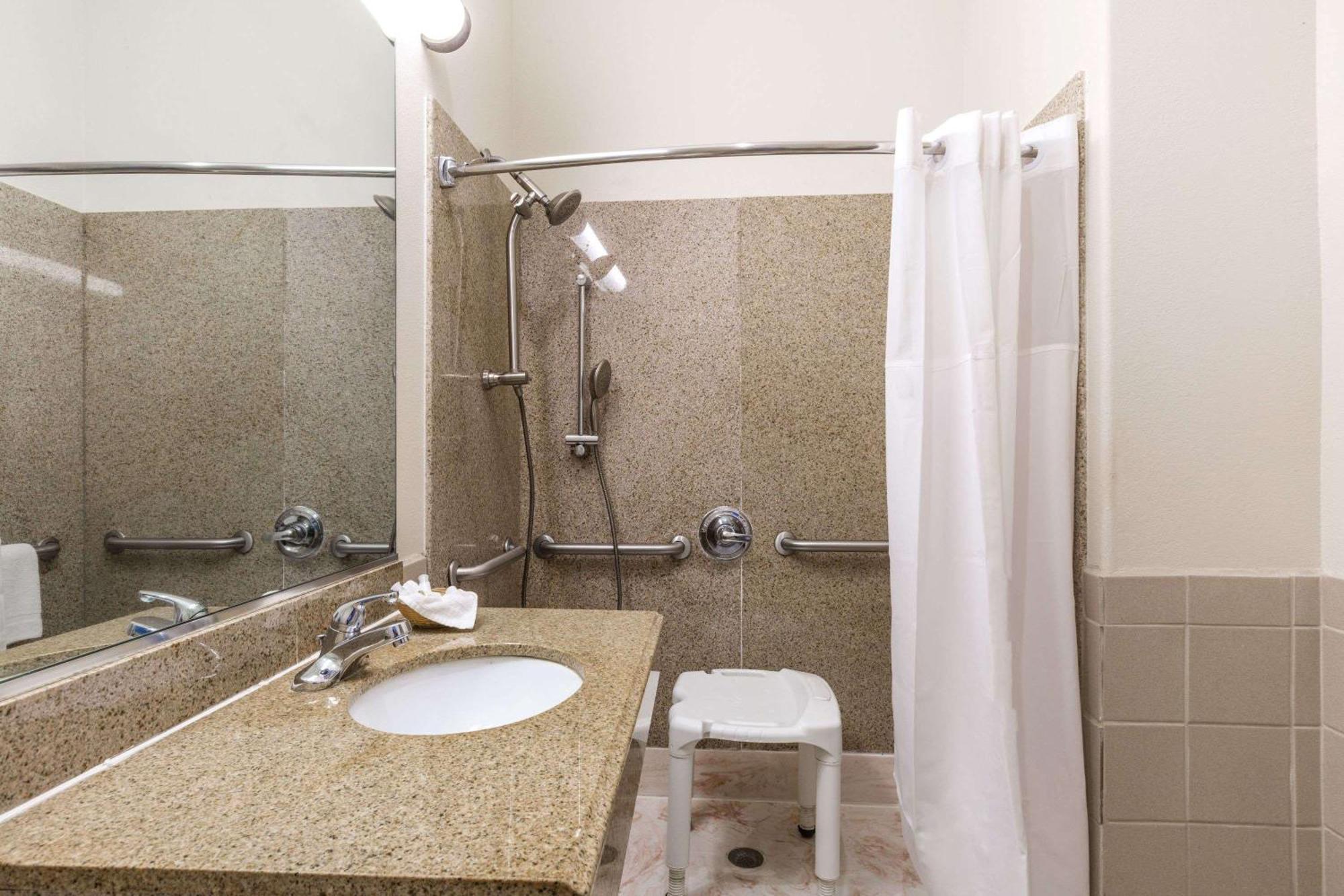 Chambre 2 Lits King-Size pour Personnes à Mobilité Réduite avec Douche Accessible en Fauteuil Roulant - Non-Fumeurs