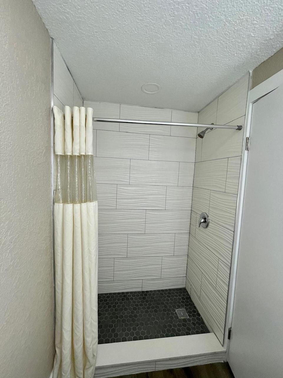 Quarto com Cama King-size e Chuveiro Acessível a Cadeirantes - Acessível para Hóspedes com Mobilidade Reduzida e Deficiência Auditiva - Não Fumantes