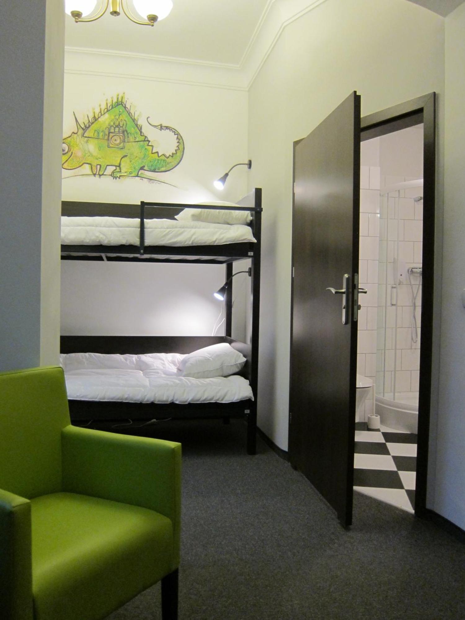 Vierbettzimmer mit Bad