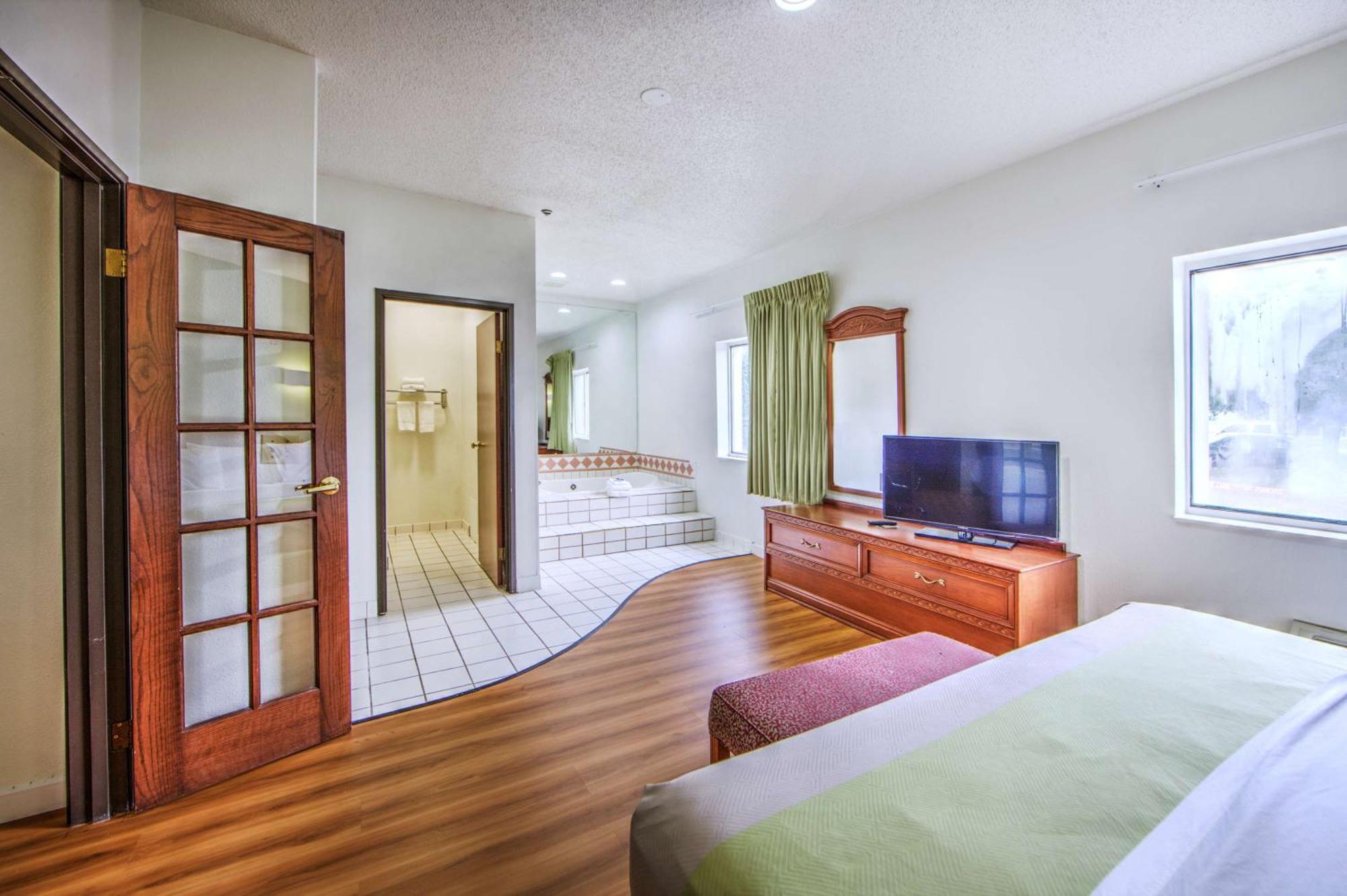 Suite con cama extragrande y bañera de hidromasaje - Fumadores