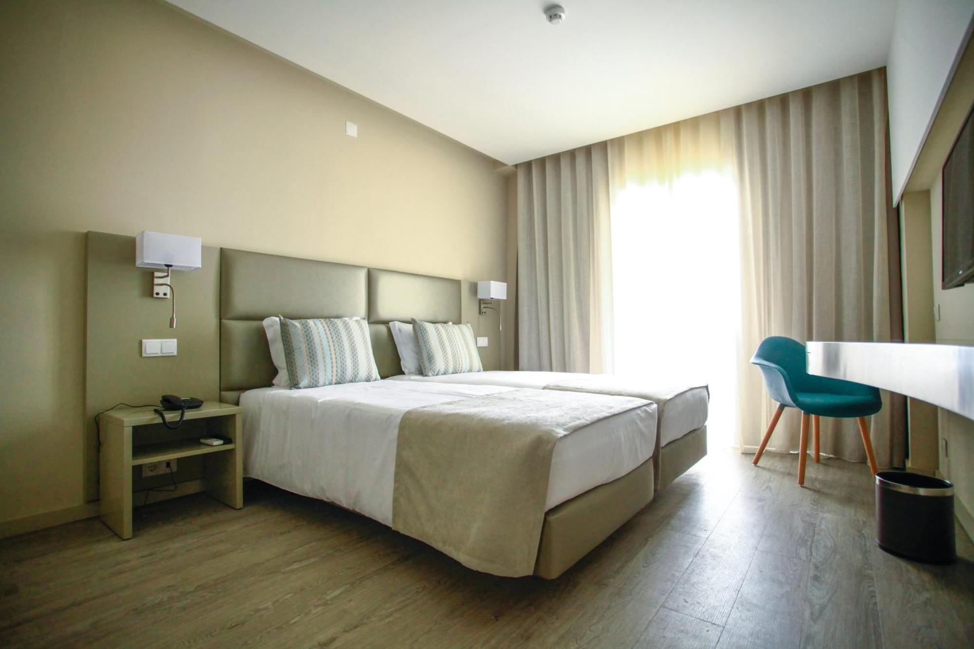 Chambre Lits Jumeaux - Vue sur Piscine