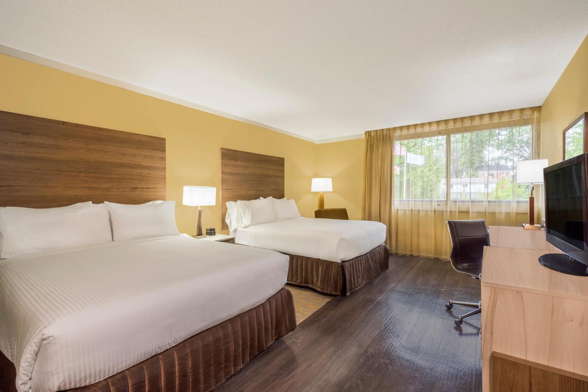 Room with King Bed and 1 Queen Bed, Non-smoking