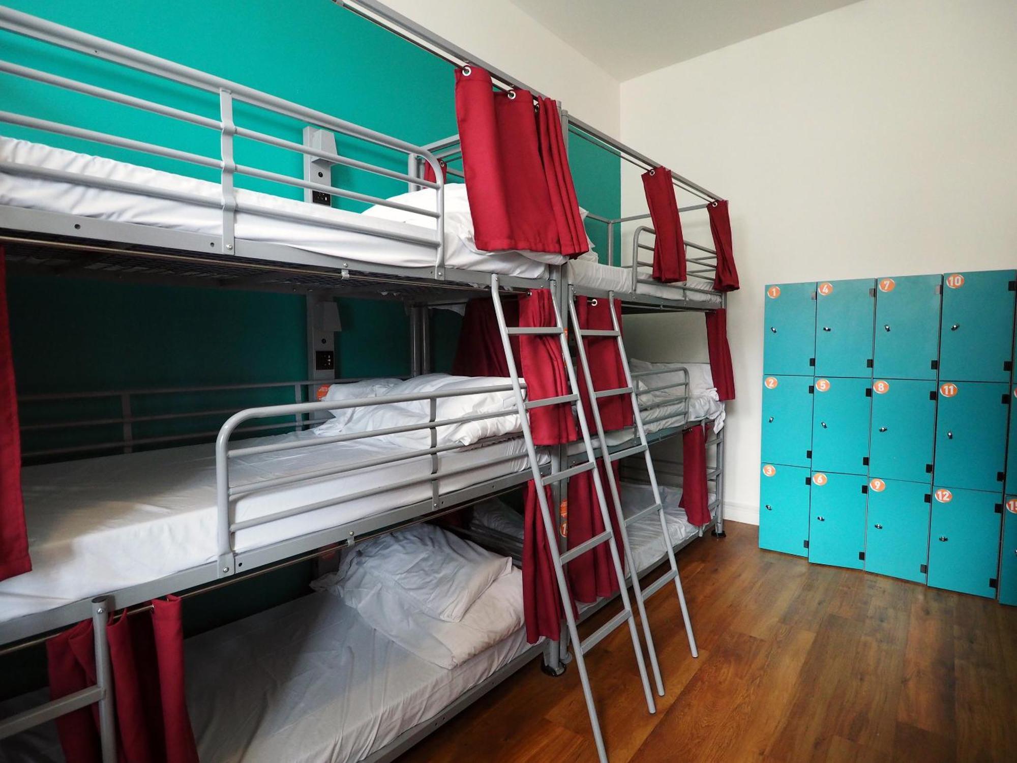 Bed in 12-Bed Mixed Dormitory Room - Shared External Bathroom (Triple Bunks)