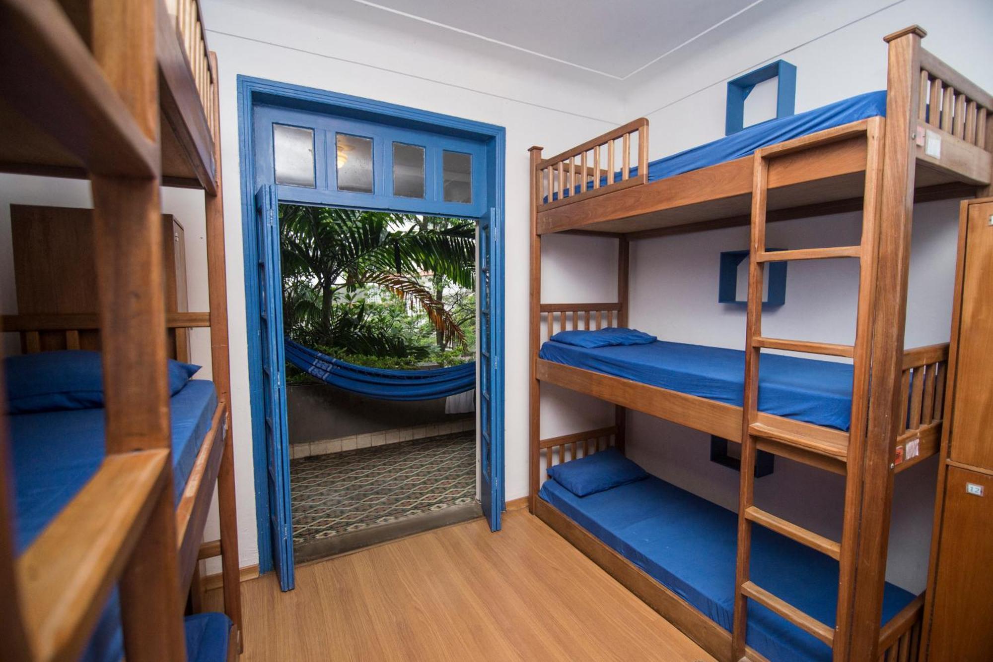 Cama em Dormitório Misto com 9 Camas e Varanda