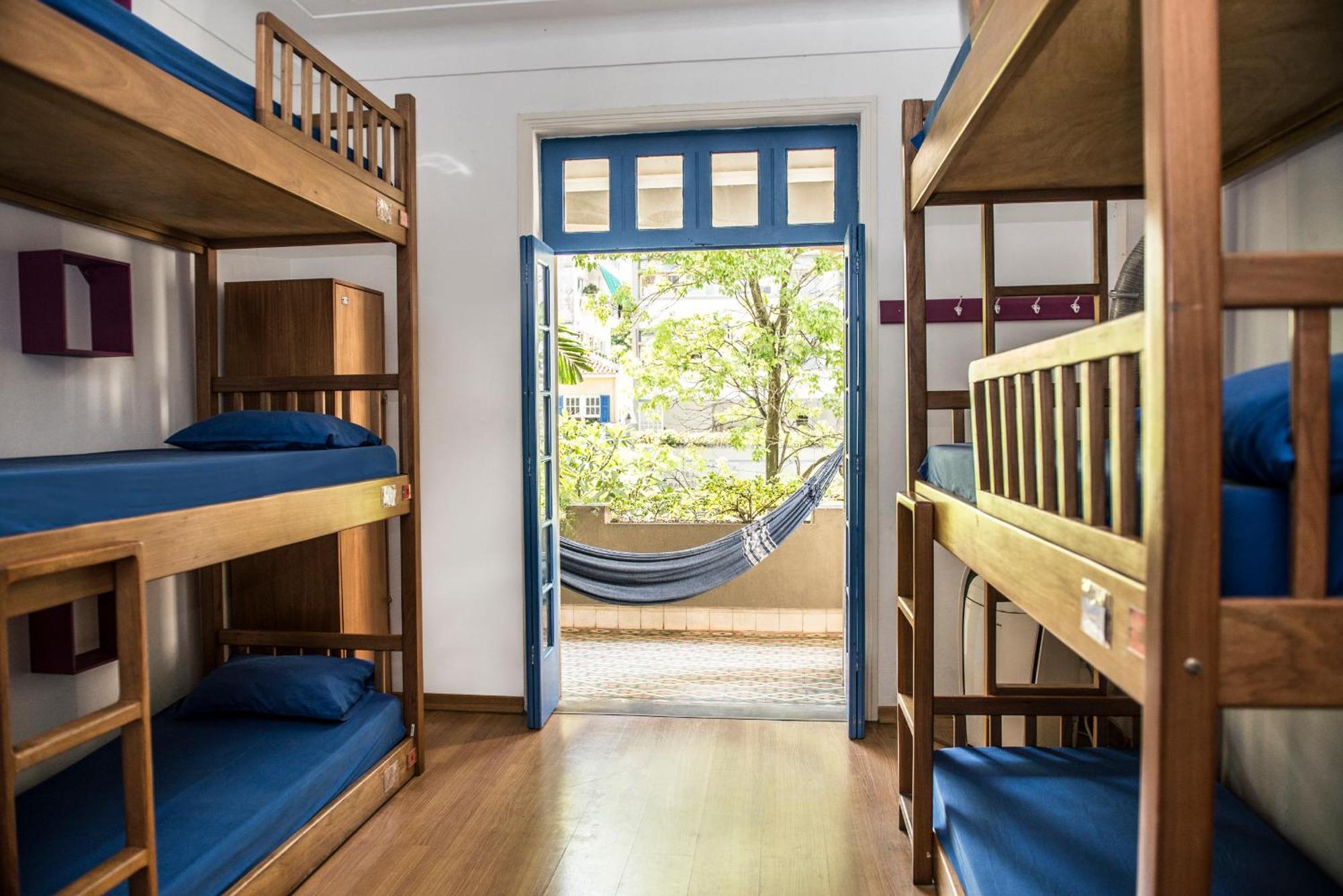 Cama em Dormitório Feminino com 6 Camas e Ar-Condicionado