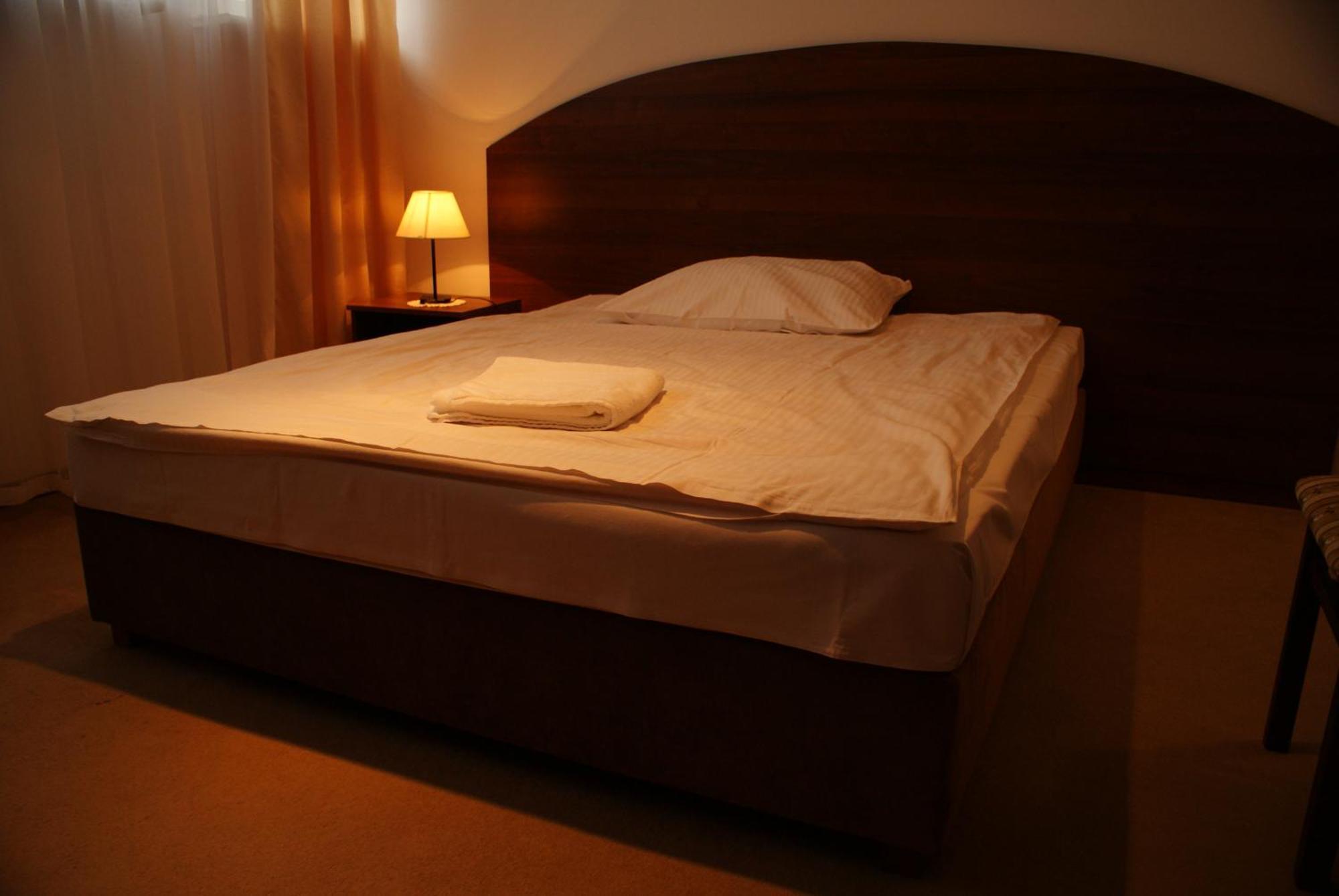 Zimmer mit Kingsize-Bett