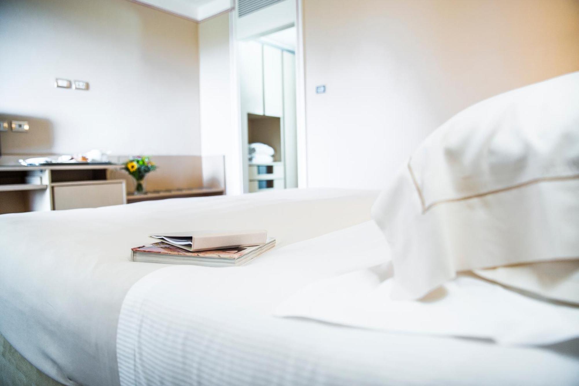 Standard Zimmer mit eingeschränktem Seeblick und Zugang zum Spa