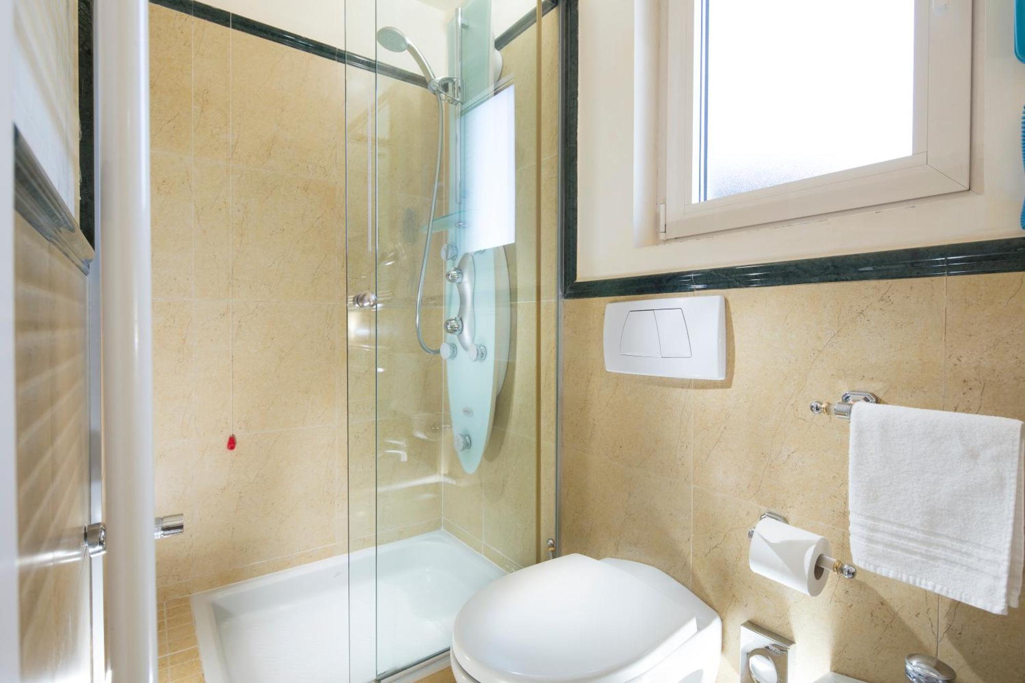 Zimmer mit Queensize-Bett und Whirlpool-Badewanne