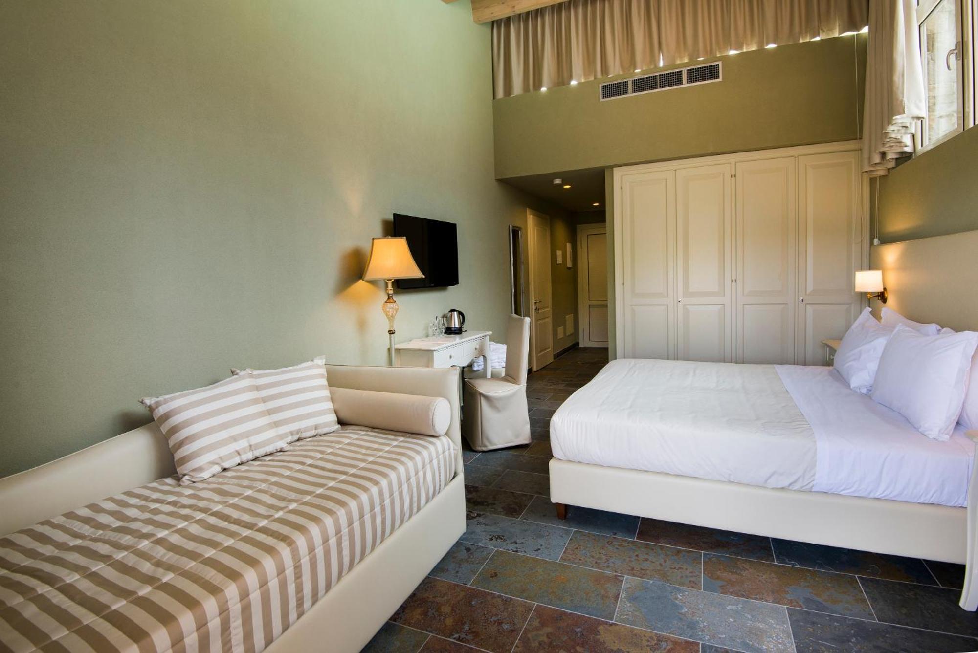 Triple Room with Terrace and Lake View,273021913:JPEG