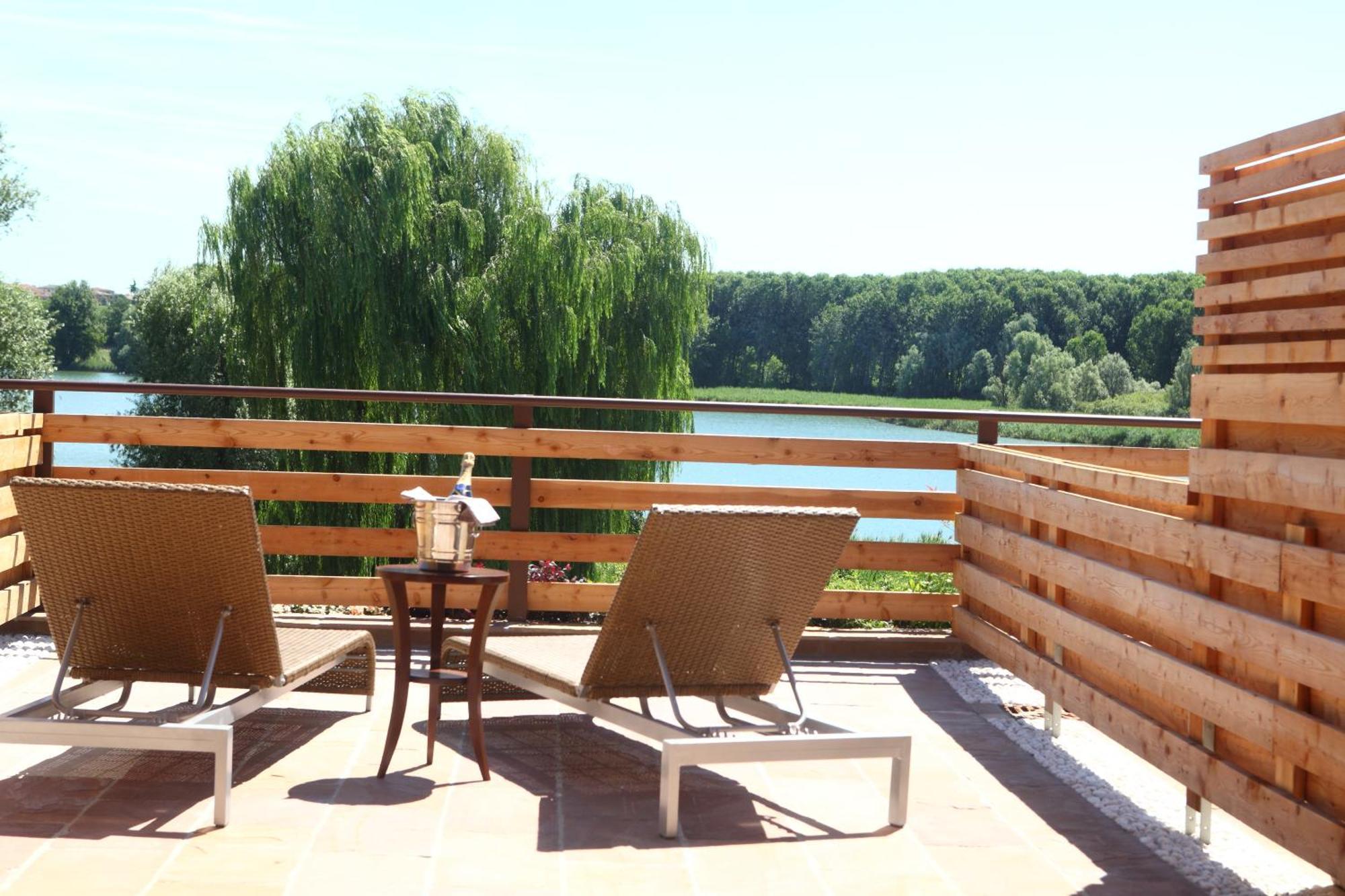 Double Room with Terrace and Lake View,338794087:JPEG