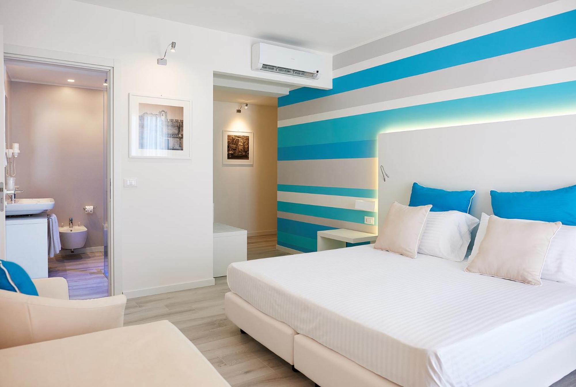 Chambre Triple avec Balcon - Vue sur Mer - Rez-de-Chaussée